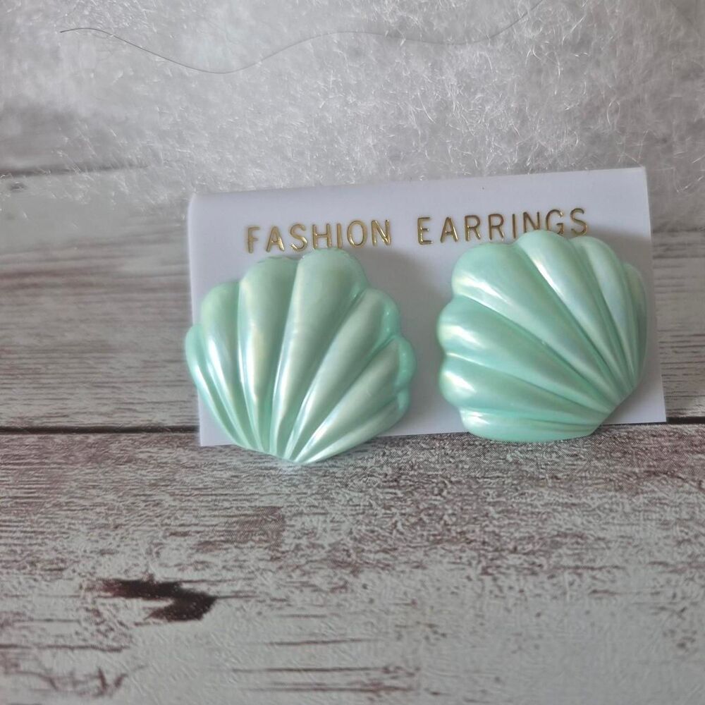 Vintage 1980s Green Seashell Earrings